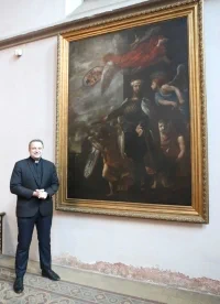 Farář Vít Uher před vyobrazením svatého Václava